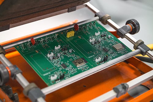 componenti-elettronici-con-saldatura-manuale-suzzara